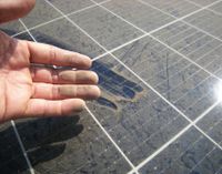 Schmutzige Hand nach dem Reiben auf Solar Panel